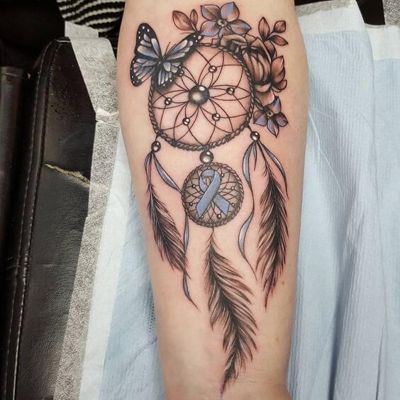  Tatouage attrape rêve avec un papillon bleu et noir et des fleures roses et mauves